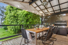 Bailey's Retreat - Pet Friendly Waterfront - 10 Mins Walk to Beach - Fireplace and Firepit, Culburra Beach